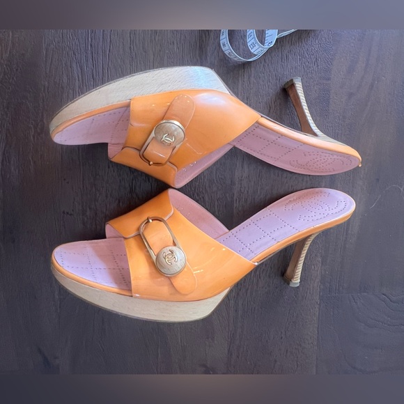 Chanel peachy pink wooden heels and platform with gold hardware. 42 - Picture 4 of 9